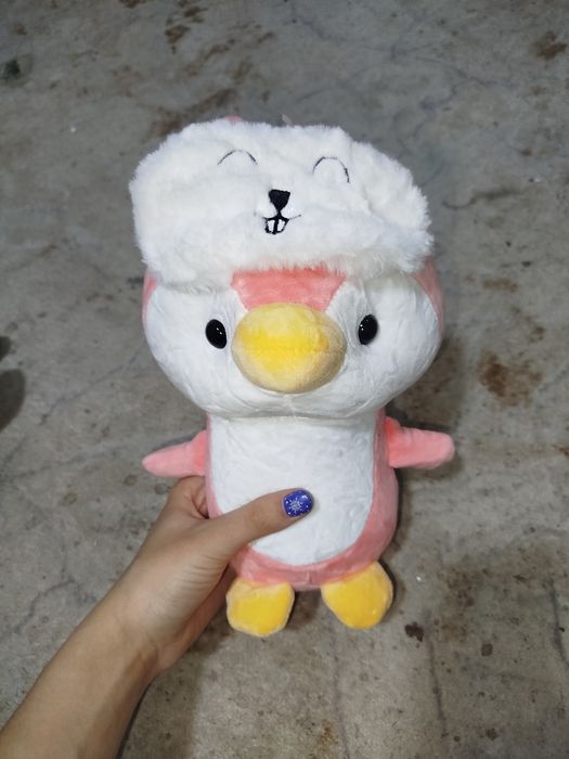 МягкаЯ плюшевая игрушка в виде циплёнка с маской на голове.