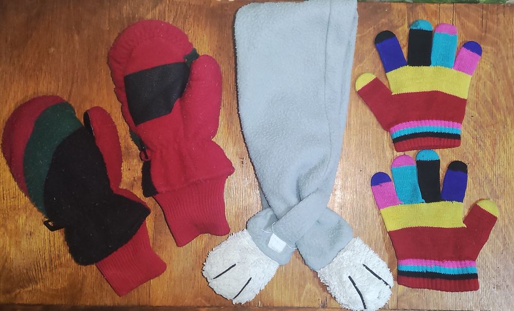Шапки, перчатки, аарежки фирменные детские. Ледоступы