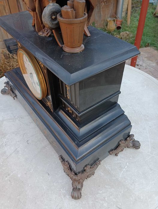 Стар каминен часовник, работещ. Минал профилактика при часовникар