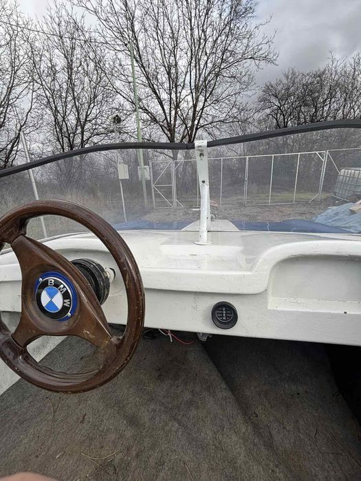 Лодка тримаран с двигател Евинруд и к