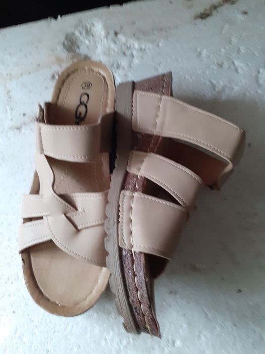 Vând foarte convenabil una pereche de sandale de dama numărul 39