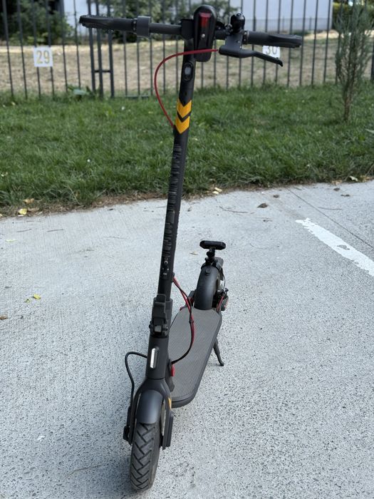 Trotinetă electrică Xiaomi 4 Lite – 25 km/h, aproape impecabilă
