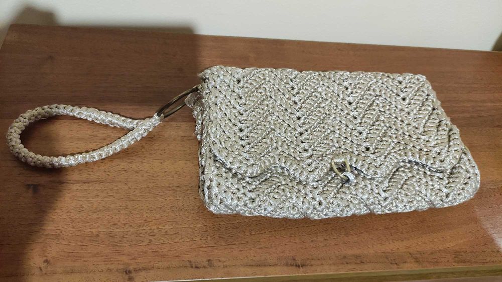 Дамска чантичка ръчно плетена на една кука