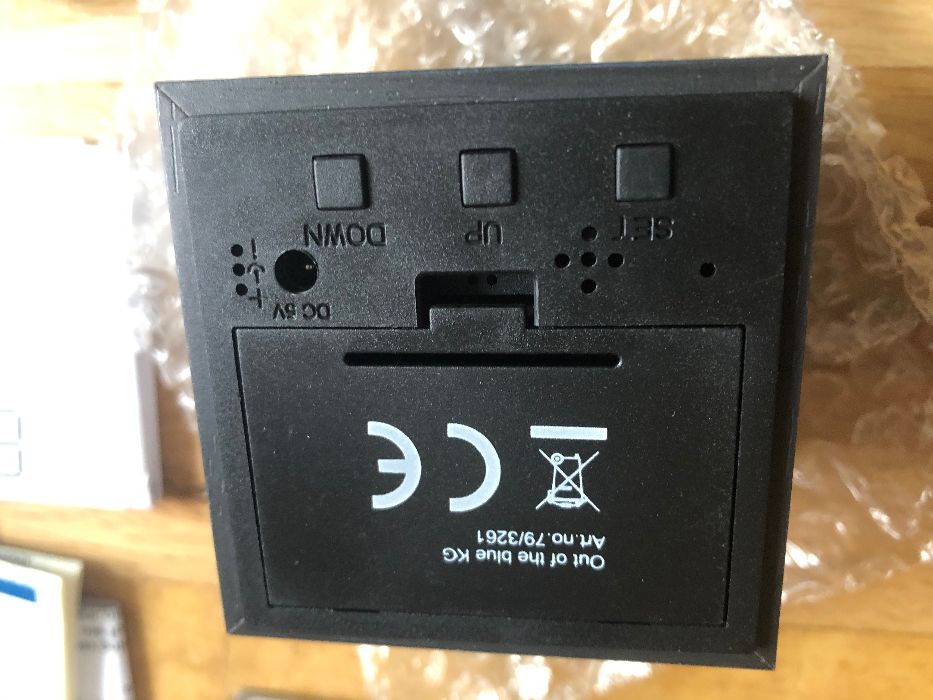 Чисто нов куб с функция за часовник, термометър