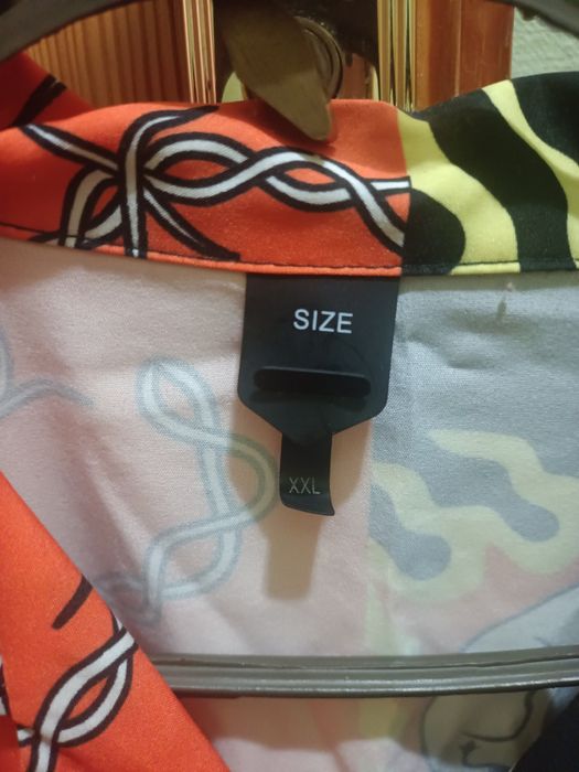 Яркая рубашка с черепами