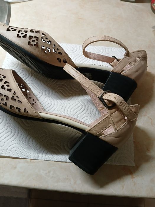 Дамски обувки от естествена кожа.Затворени дамски обувки. Боти