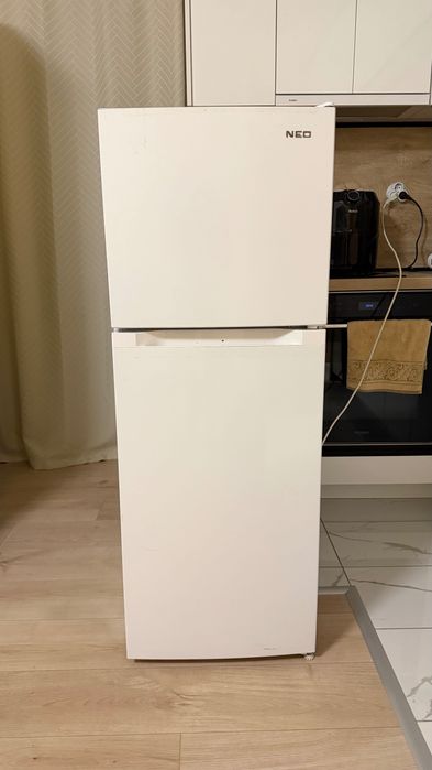 Хладилник с фризер Neo