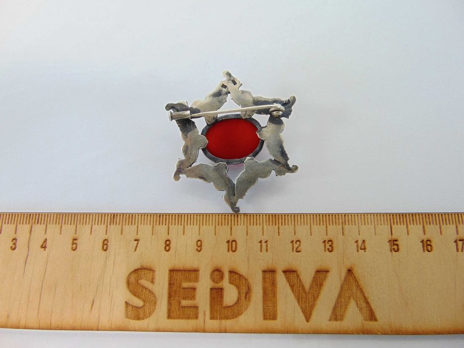 Brosa veche din argint si carneol semnata S E