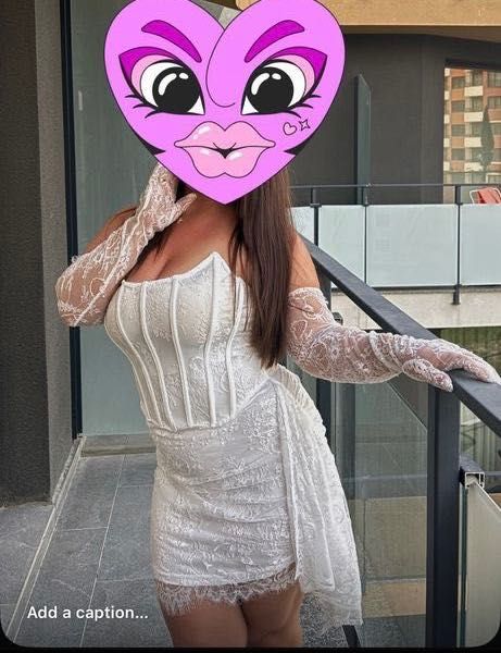 Бяла дантелена рокля