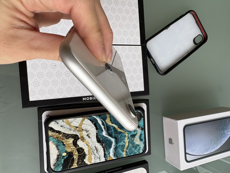 Телефон Iphone XR бял + 3 кейса