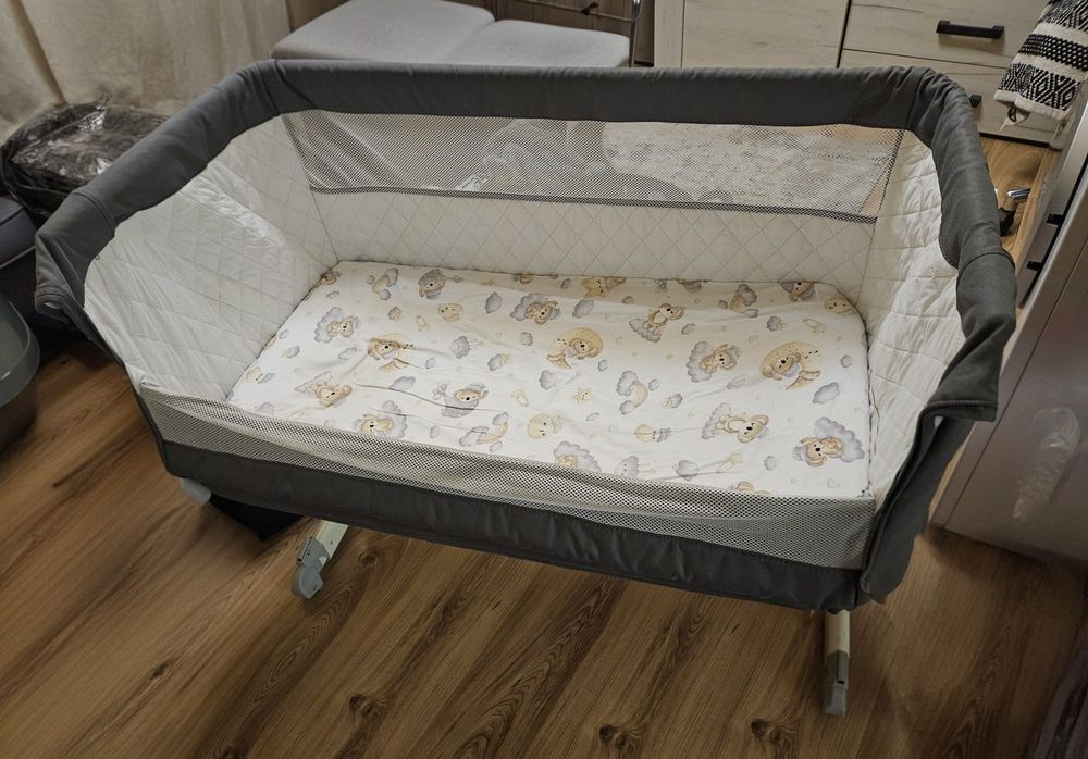 Vând Pătuț Co-sleeper Lionelo Theo – Gri (Stare Foarte Bună)