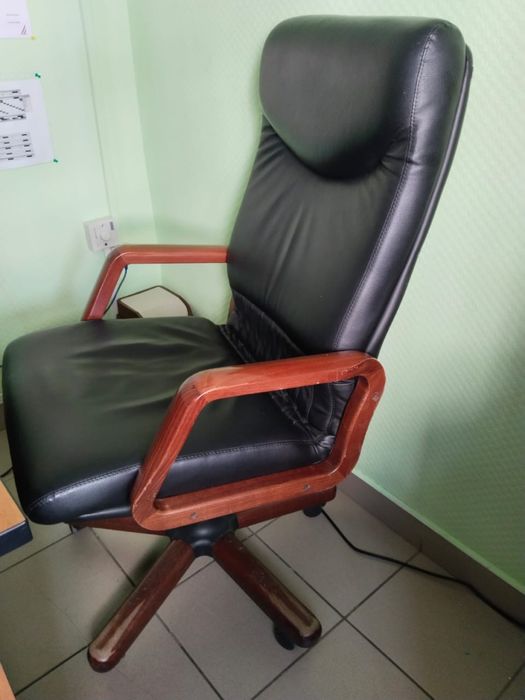 Офисное коженное кресло
