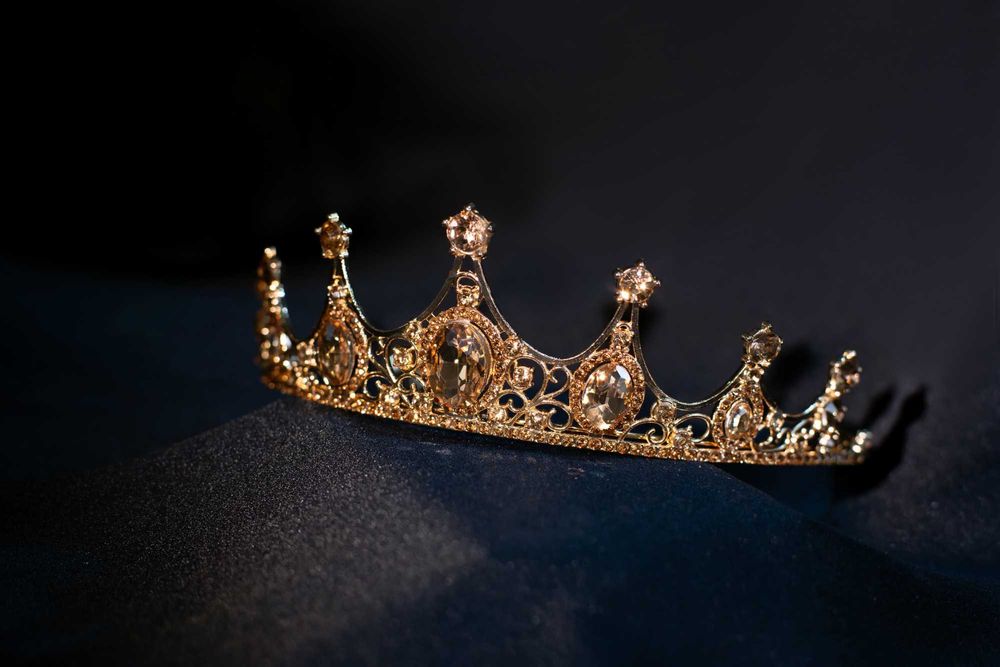 Диадема с цитриновыми кристаллами в золотистом металле. С доставкой.