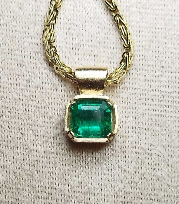 Елегантен златен медальон с естествен изумруд 2.54кт – 14K злато! Сертификат!