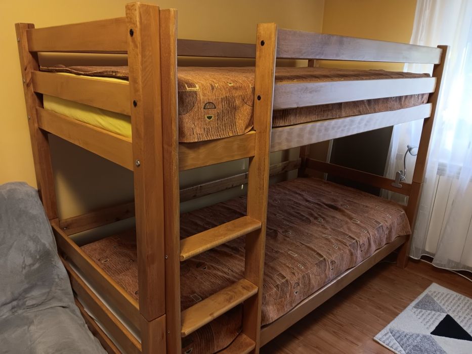 Vand pat suprapus , din lemn masiv.