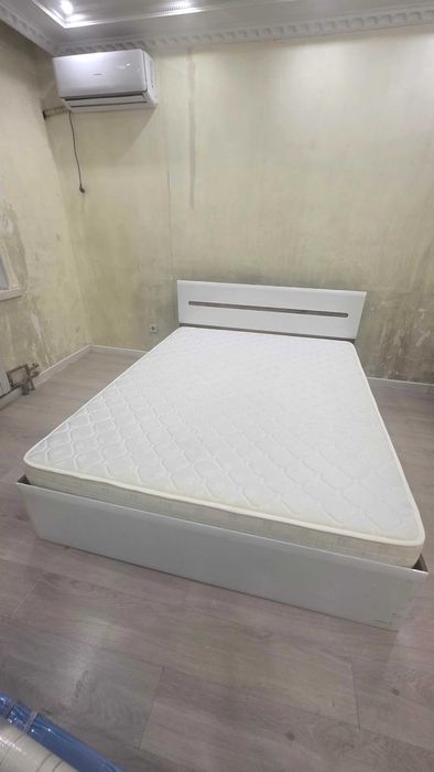 Кровать двуспальная с матрасом