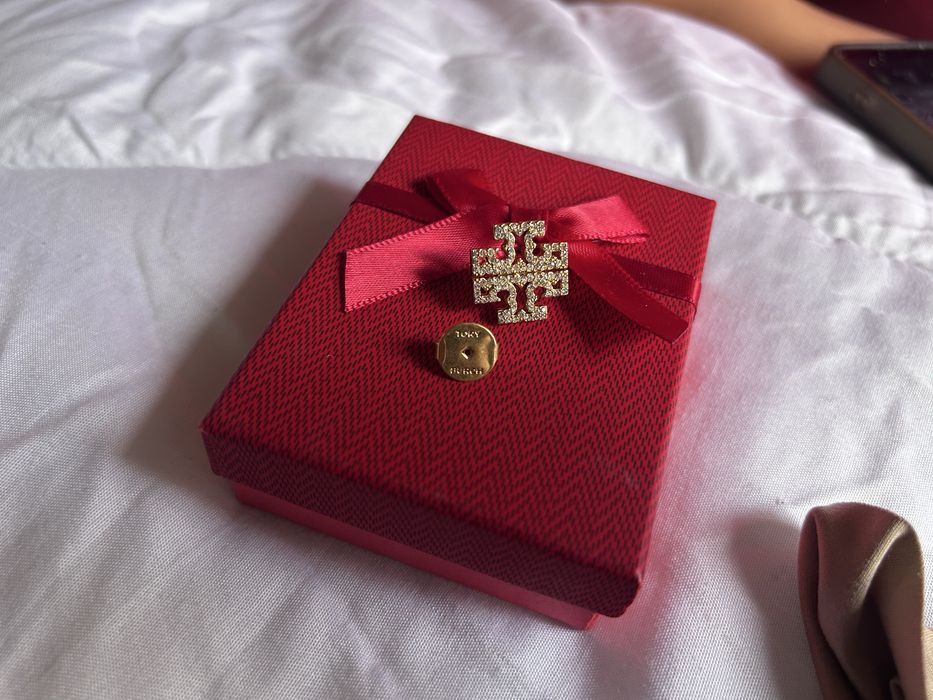 Обеци и гривта Tory Burch