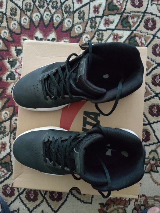 продам кроссовки Under Armour