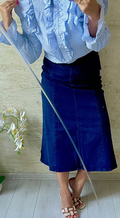 Дълга тънка дънкова пола