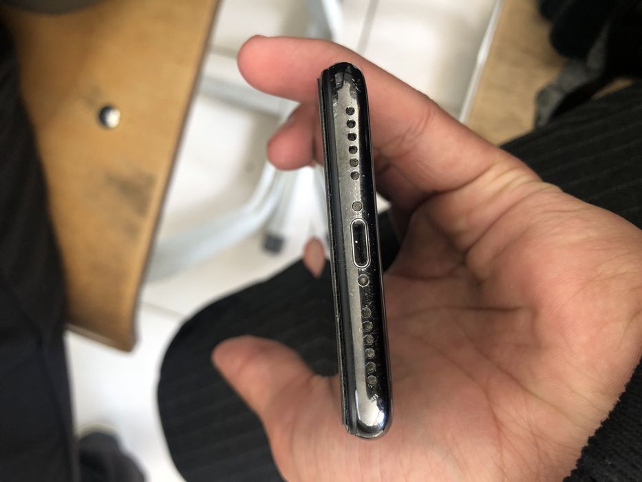 Iphone X aybi krishka singan va ekran almashgan