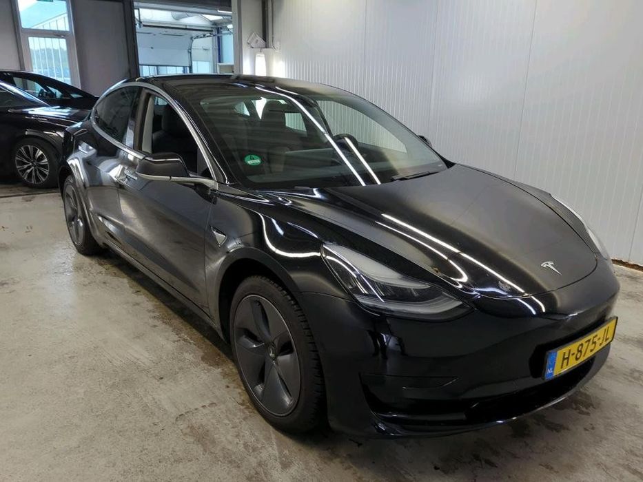 Tesla Model 3 Arata si functioneaza perfect