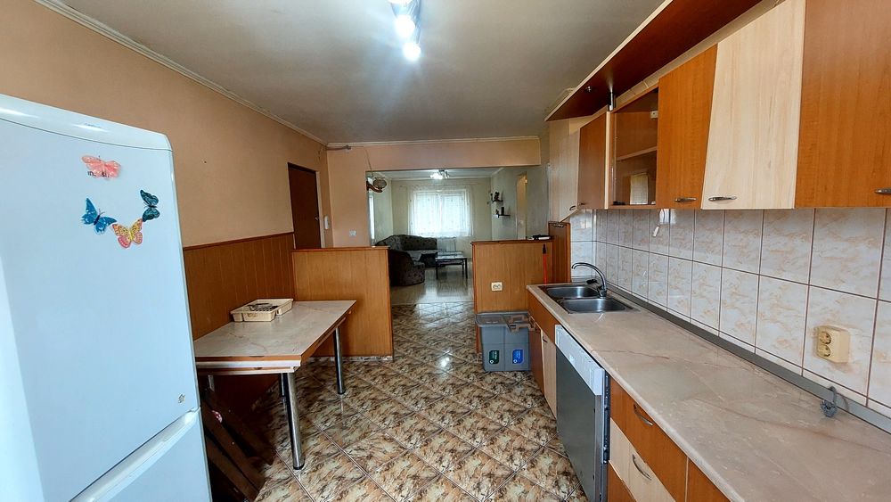 Apartament 4 camere de închiriat - Mai multe