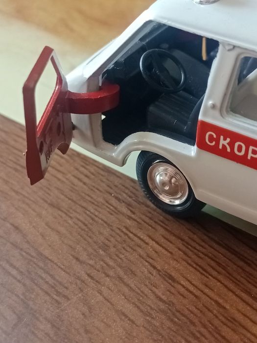 Продам машинки. 1:43