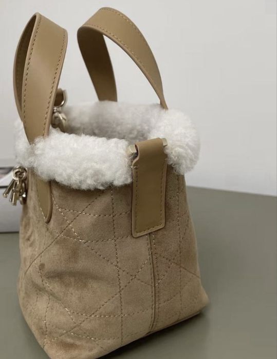 Dior чанта с пух