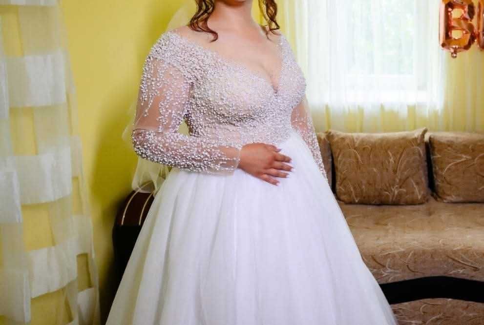 Vând rochiță de mireasă, cu mâneci si trenă, plus cerc de 3