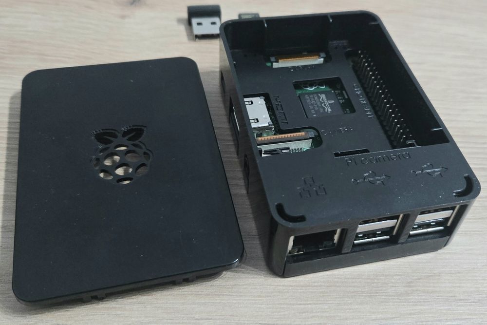 Raspberry Pi 2 v1.1 + Carcasa + Card Memorie + Usb stick