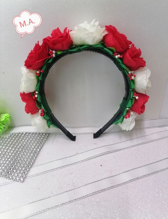 Красиви аксесоари за коса с бяла и червена рози!