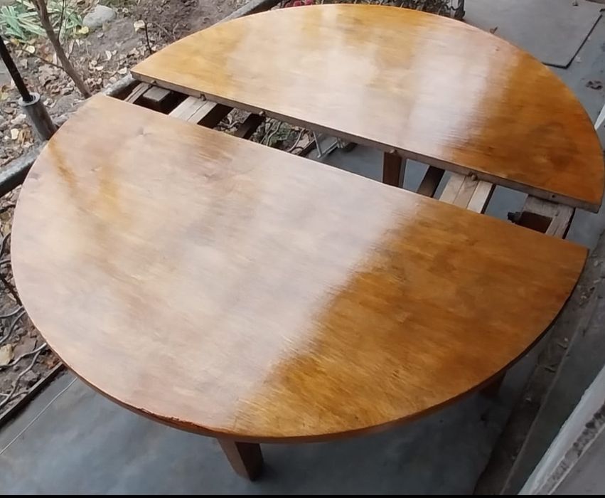 Круглый стол старинный