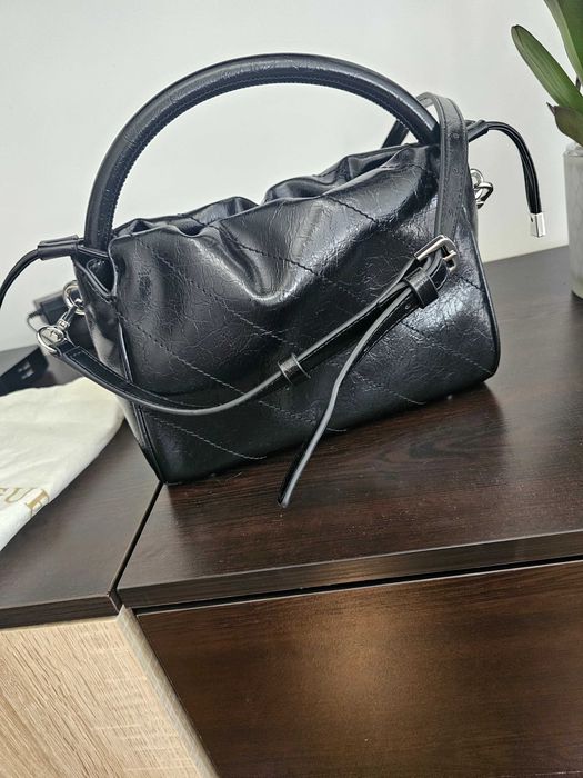 Дамска черна чанта Guess