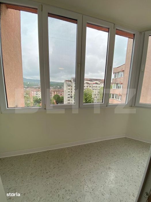 Apartament 4 camere, complet renovat – 2 bai, 2 balcoane, lift, zona