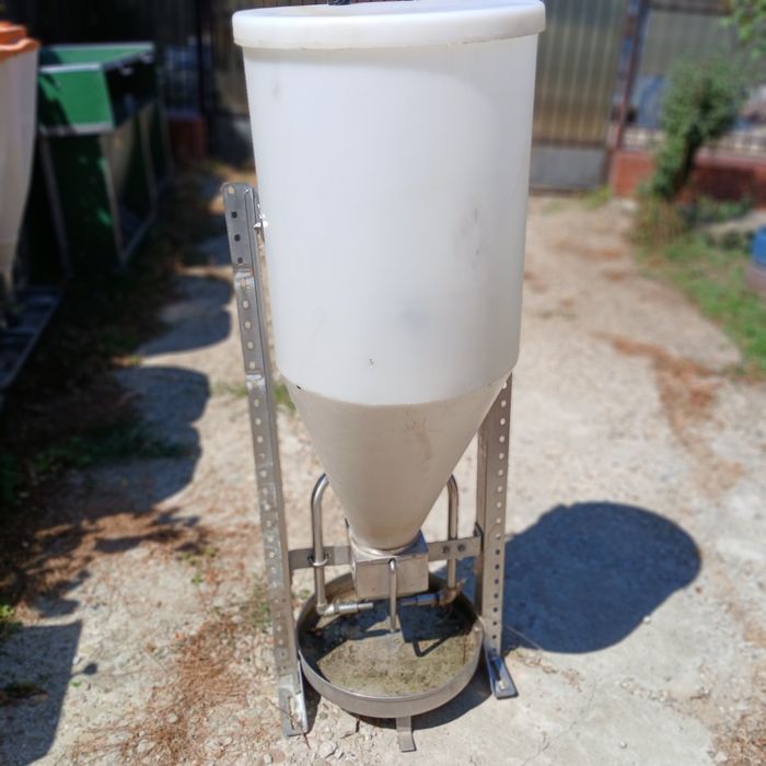 Hranitori porci,boxe fatare Germania