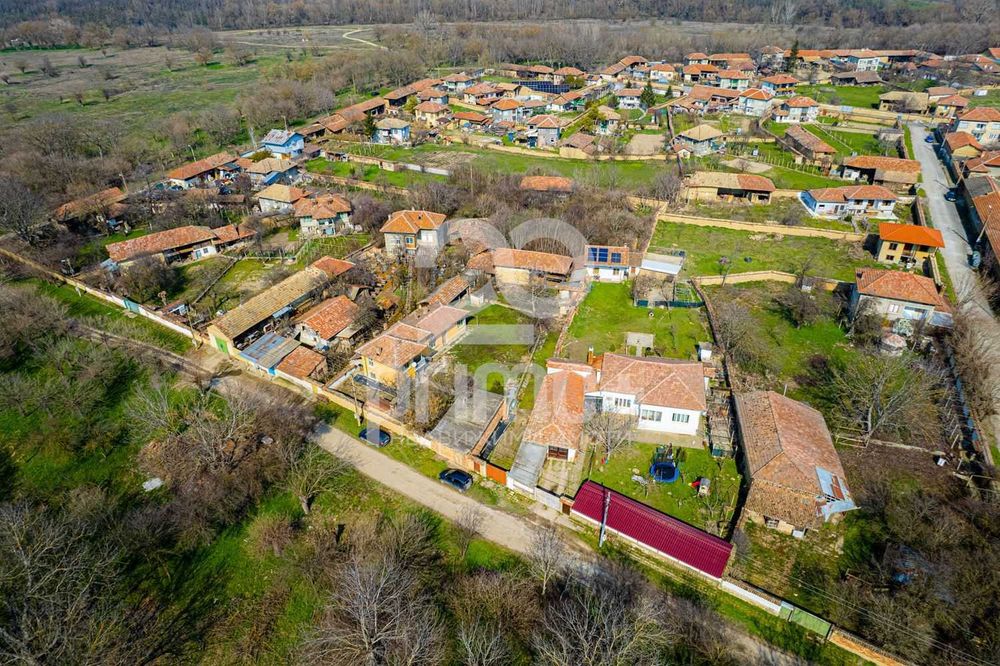 Къща в с. Ресен, с кладенец в близост до р. Негованка