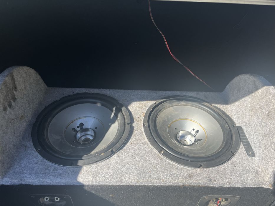 Se vinde aceste difuzoare de bass pentru auto