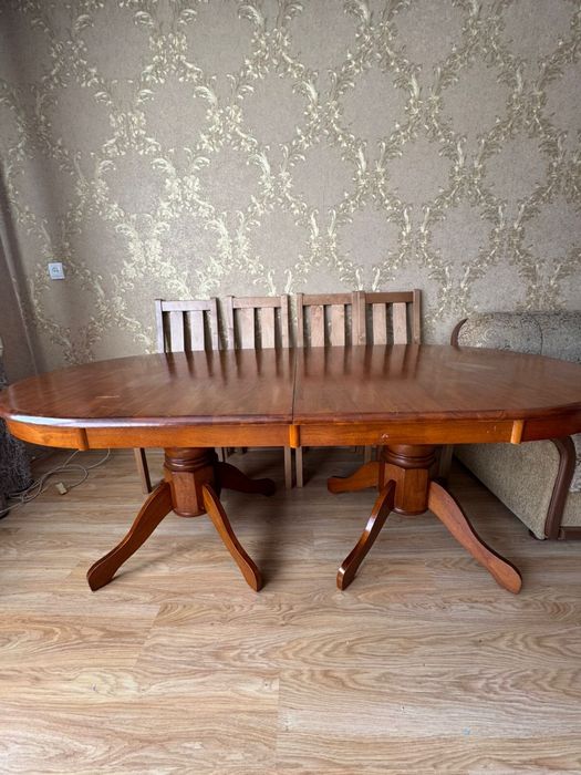 Мощный стол для гостиной