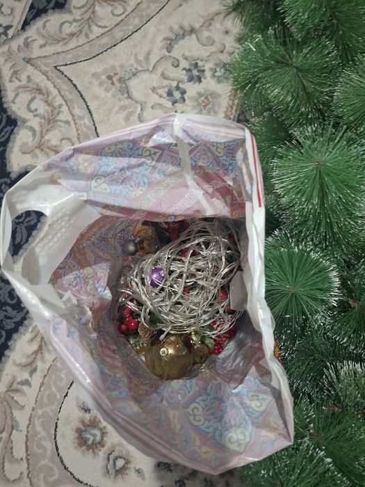 Продам ёлку с гирлянда и игрушками