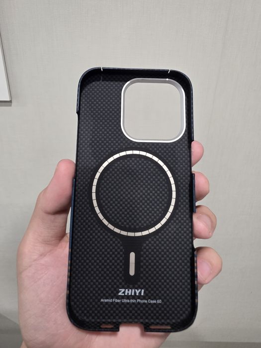 Оригинальный чехол MOFT и чехол типо Pitaka на iPhone 16 Pro