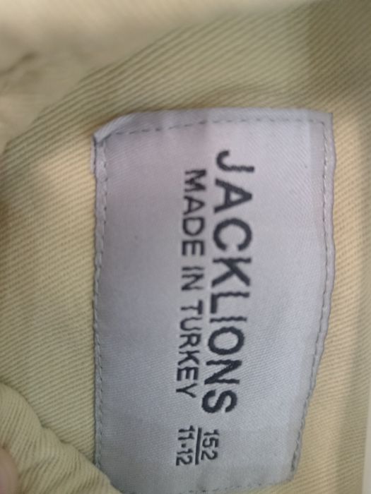 Лёгкий жакет в светло-бежевом оттенке.