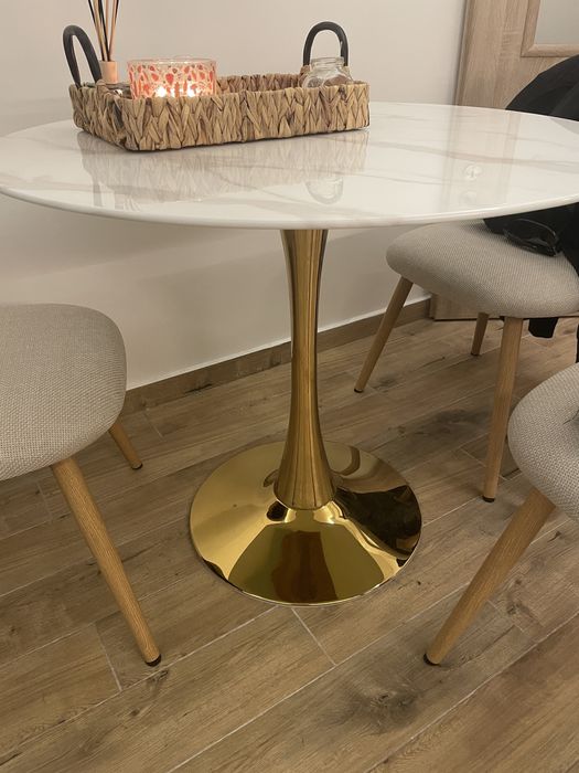 Елегантна маса за хранене