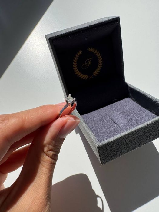 Золотое кольцо с бриллиантом