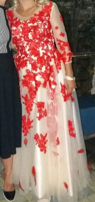 Rochie nasa cu broderie si pene