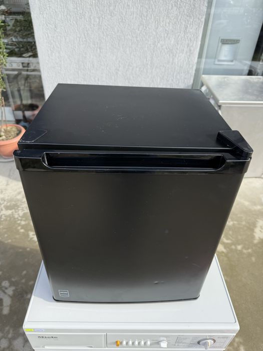 Черен минибар - малък хладилник