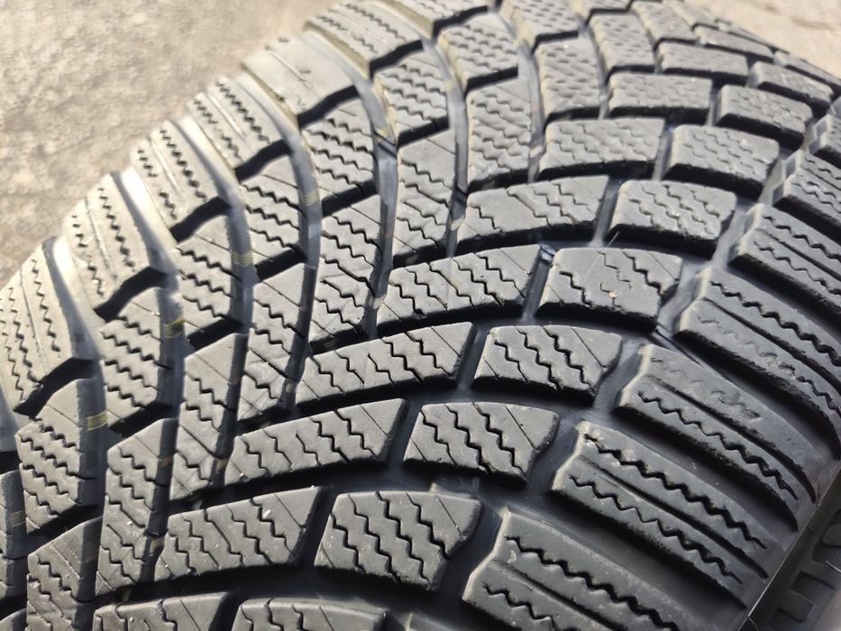 235/45/18" 4бр Bridgestone blizzak lm001,dot2022,6-7mm