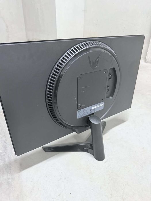 Геймърски монитор - LG 24GN60R-B