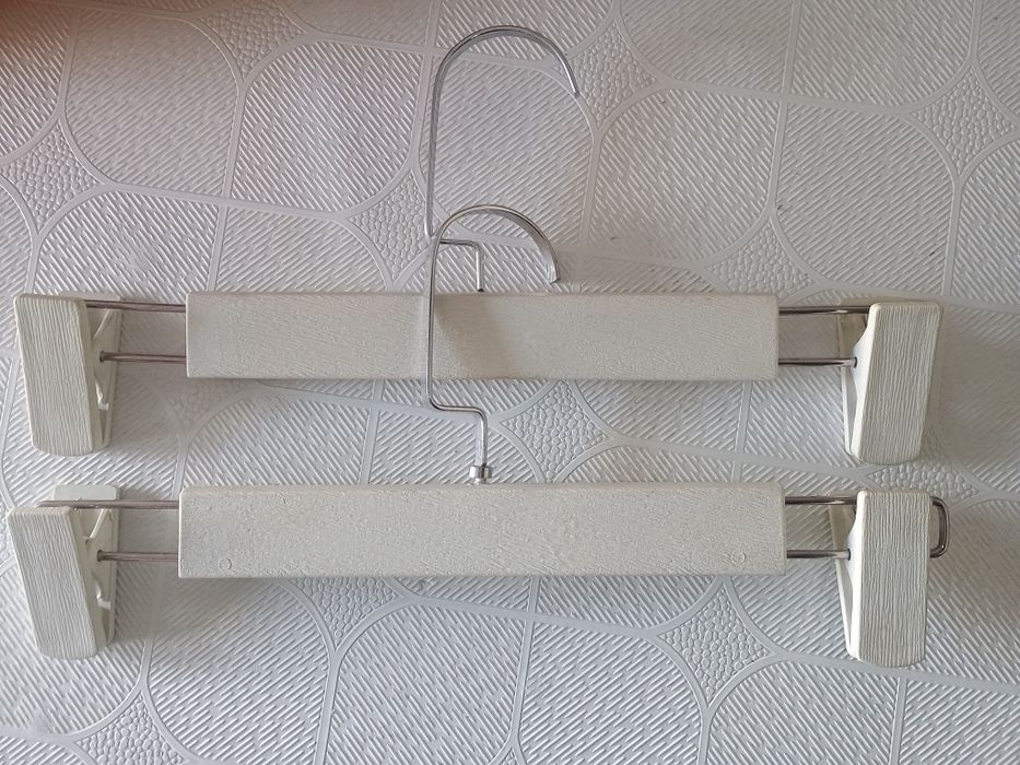 Вешала белые для одежды.