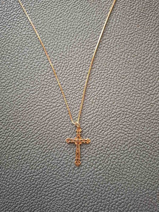 Златно синджирче с кръст