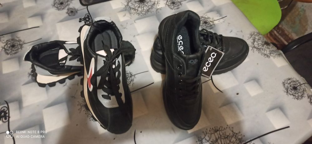 Продам кросовки 2 пары 26 размер